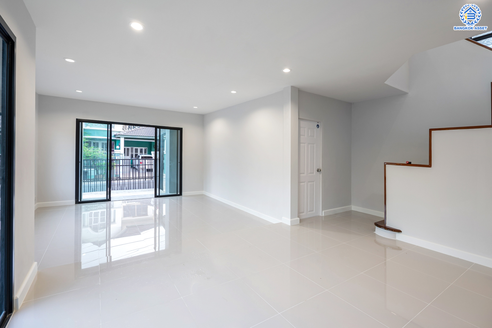 บ้านมือสองตกแต่งใหม่ ม.ชัยพฤกษ์ บางบัวทอง บ้านเดี่ยว หลังมุม แบรนด์ LH เนื้อที่ 92.3 ตร.ว. ฟังก์ชัน 3 ห้องนอน 4 ห้องน้ำ 1 ห้องแม่บ้าน จอดรถได้ถึง 3 คัน มีพื้นที่บริเวณบ้านกว้างขวางกว่า 195 ตร.ม. พร้อม Facilities ครบครัน บนทำเลเดินทางสะดวก ติดถนนบางกรวย-ไทรน้อย ใกล้เซ็นทรัลเวสต์เกต และรถไฟฟ้าสายสีม่วง "สถานีบางพลู"